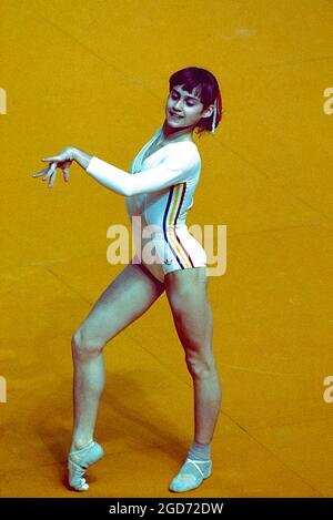 Nadia Comaneci (ROM) führt bei den Olympischen Sommerspielen 1976 in Montreal, Kanada, eine Bodenübung durch Stockfoto