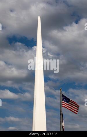 Adair, Iowa - EIN Rotorblatt für Windkraftanlagen, das in einem Rastplatz auf der Interstate 80 ausgestellt ist. Bis 2021 machte die Windenergie fast zwei Drittel der Stromerzeugung aus Stockfoto