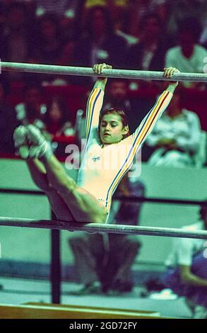 Nadia Comaneci (ROM) tritt bei den Olympischen Sommerspielen 1976 in Montreal, Kanada, auf den unebenen Balken auf Stockfoto