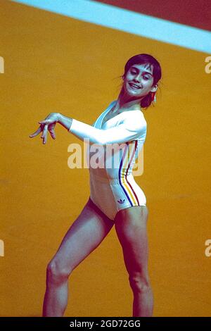 Nadia Comaneci (ROM) führt bei den Olympischen Sommerspielen 1976 in Montreal, Kanada, eine Bodenübung durch Stockfoto