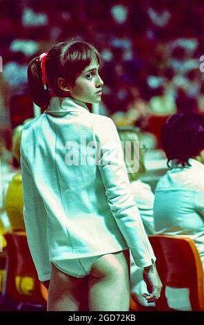 Nadia Comaneci (ROM) tritt bei den Olympischen Sommerspielen 1976 in Montreal, Kanada, auf Stockfoto