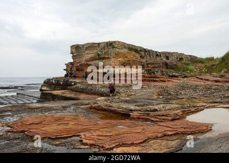 Am 119 2021. Juli besuchen Menschen Kefken Pink Rocks im Bezirk Kandira in Kocaeli, Türkei. Stockfoto