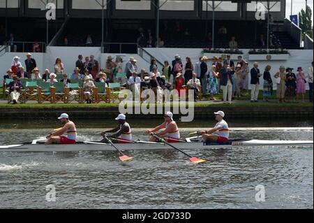 Henley-upon-Thames, Oxfordshire, Großbritannien. August 2021. Es war warm und sonnig am ersten Tag der Henley Royal Regatta. Quelle: Maureen McLean/Alamy Live News Stockfoto