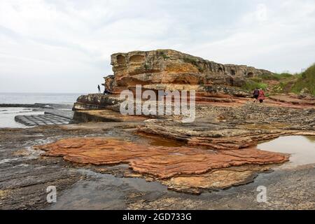 Am 119 2021. Juli besuchen Menschen Kefken Pink Rocks im Bezirk Kandira in Kocaeli, Türkei. Stockfoto