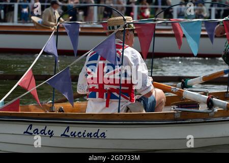 Henley-upon-Thames, Oxfordshire, Großbritannien. August 2021. Es war warm und sonnig am ersten Tag der Henley Royal Regatta. Quelle: Maureen McLean/Alamy Live News Stockfoto