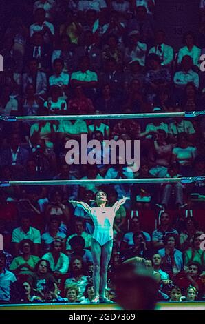 Nadia Comaneci (ROM) tritt bei den Olympischen Sommerspielen 1976 in Montreal, Kanada, auf den unebenen Balken auf Stockfoto