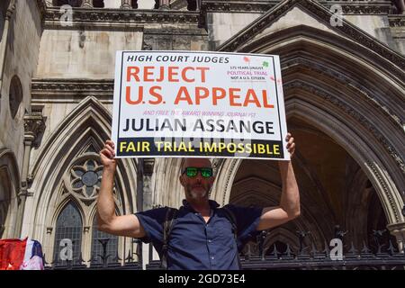 London, Großbritannien. August 2021. Ein Demonstrator hält während des Protestes vor den Royal Courts of Justice ein Plakat mit der Aufschrift „Reject US Appeal“, wo die Vorverhandlung für die US-Berufung gegen die Entscheidung, WikiLeaks-Gründer Julian Assange nicht auszuliefern, stattfand. Kredit: SOPA Images Limited/Alamy Live Nachrichten Stockfoto