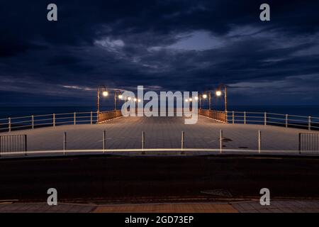 New Colwyn Bay Pier bei Nacht, Küste von Nordwales Stockfoto