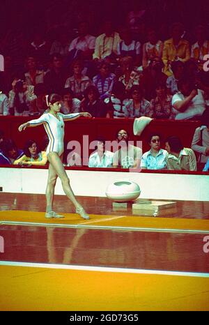 Nadia Comaneci (ROM) tritt bei den Olympischen Sommerspielen 1976 in Montreal, Kanada, im Gewölbe auf Stockfoto