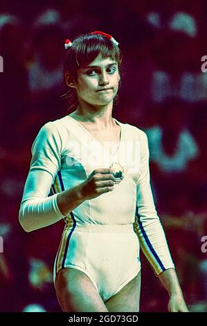 Nadia Comaneci (ROM) tritt bei den Olympischen Sommerspielen 1976 in Montreal, Kanada, auf Stockfoto