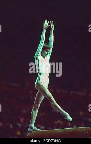 Nadia Comaneci (ROM) tritt bei den Olympischen Sommerspielen 1976 in Montreal, Kanada, auf dem Balancierbalken auf Stockfoto