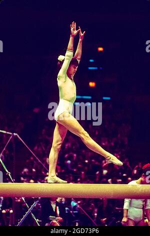 Nadia Comaneci (ROM) tritt beim American Cup 1976 in New York, NY, auf dem Balancebalken auf Stockfoto