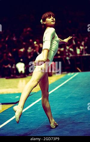 Nadia Comaneci (ROM) tritt beim American Cup 1976 in New York, NY, auf dem Balancebalken auf Stockfoto