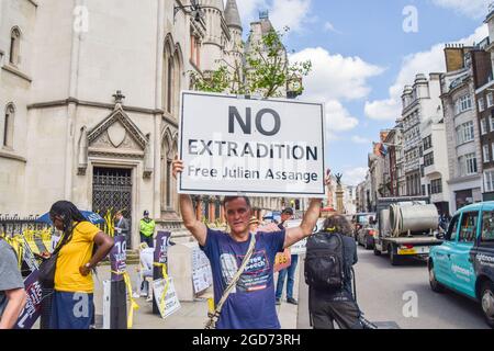 London, Großbritannien. August 2021. Ein Demonstrator hält ein Plakat mit dem Titel „Keine Auslieferung“ während des Protestes vor den königlichen Gerichtshöfen, wo die Vorverhandlung für die US-Berufung gegen die Entscheidung, WikiLeaks-Gründer Julian Assange nicht auszuliefern, stattfand. (Foto: Vuk Valcic/SOPA Images/Sipa USA) Quelle: SIPA USA/Alamy Live News Stockfoto