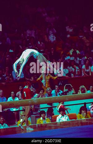 Nadia Comaneci (ROM) tritt bei den Olympischen Sommerspielen 1976 in Montreal, Kanada, auf dem Balancierbalken auf Stockfoto