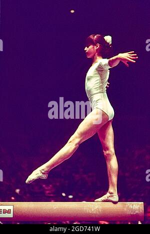 Nadia Comaneci (ROM) tritt beim American Cup 1976 in New York, NY, auf dem Balancebalken auf Stockfoto