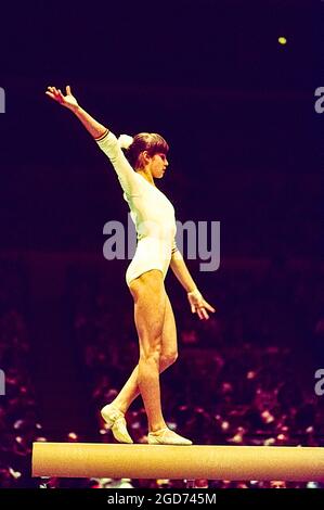 Nadia Comaneci (ROM) tritt beim American Cup 1976 in New York, NY, auf dem Balancebalken auf Stockfoto