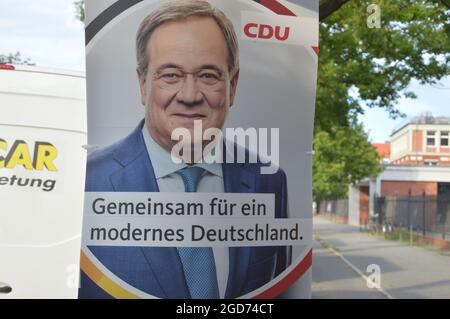 Wahlplakat von Armin Laschet unter den Eichen in Lichterfelde in Berlin, Deutschland - 10. August 2021. Stockfoto