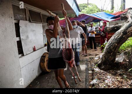 Philippinische Muslime schlachten in der Blauen Moschee in Taguig City, Metro Manila, Ziegen als Opfer, um Eid al-Adha zu markieren. Trotz neuer Wellen von Coronavirus-Fällen und Regierungen, die große Versammlungen verbieten, feiern Muslime auf der ganzen Welt Eid al-Adha oder das Fest des Opfers mit Gebeten und dem Schlachten von Ziegen und Kühen und ihrem Fleisch an die Armen. Philippinen. Stockfoto