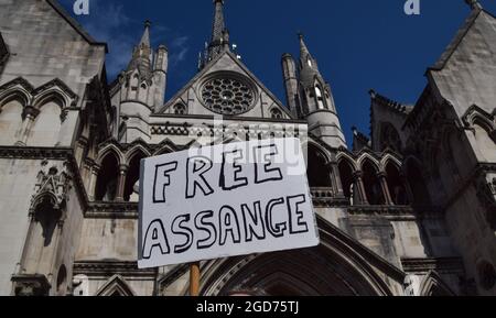 London, Großbritannien. August 2021. Ein Protestler hält ein Plakat mit dem Titel „Free Assange“ vor den königlichen Gerichtshöfen, wo die erste Anhörung für die US-Berufung gegen die Entscheidung, WikiLeaks-Gründer Julian Assange nicht auszuliefern, stattfand. Stockfoto