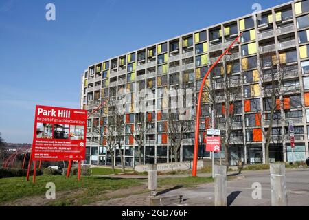 Renovierte Park Hill Apartments, Sheffield, England. Denkmalgeschützte Gebäude brutalistische Architektur Wohnen in der Innenstadt, sozialer Wohnblock Stockfoto