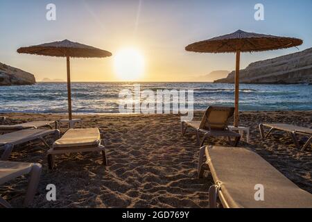 Matala Strand auf Kreta Insel in Griechenland in Sonnenuntergang Stockfoto