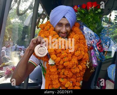 Indien. August 2021. AMRITSAR, INDIEN - 11. AUGUST: Der indische Eishockeyspieler Mandeep Singh nach seiner Ankunft am Sri Guru RAM dass Jee International Airport am 11. August 2021 in Amritsar, Indien. Das indische Eishockey-Team hat Geschichte geschrieben, indem es seine erste olympische Medaille (Bronze) seit 41 Jahren gewann. (Foto: Sameer Sehgal/Hindustan Times/Sipa USA) Quelle: SIPA USA/Alamy Live News Stockfoto