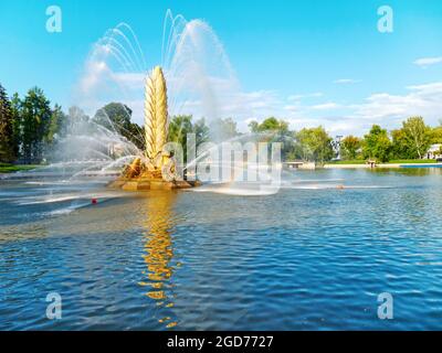 MOSKAU, RUSSLAND - 22. Juli 2019: Goldspitz-Brunnen am Kamenski Teich auf der Ausstellung der wirtschaftlichen Errungenschaften (VDNKh) in Moskau, Russland. Stockfoto