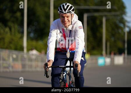 Ethan Hayter, Radsportlerin, bei einer Heimkehrerparty auf dem Herne Hill Velodrome im Süden Londons nach der Rückkehr von den Olympischen Spielen 2020 in Tokio. Der 22-jährige Hayter gewann neben Matt Walls im Madison eine Silbermedaille. Bilddatum: Mittwoch, 11. August 2021. Stockfoto