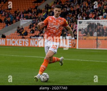 Blackpool, Großbritannien. August 2021. Oliver Casey #20 von Blackpool mit dem Ball in Blackpool, Großbritannien am 8/11/2021. (Foto von Simon Whitehead/News Images/Sipa USA) Quelle: SIPA USA/Alamy Live News Stockfoto