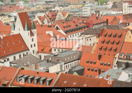 Deutschland. München. Europäische Stadt mit Terrakotta-Fliesendach. Stockfoto