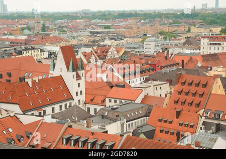 Deutschland. München. Europäische Stadt mit Terrakotta-Fliesendach. Stockfoto