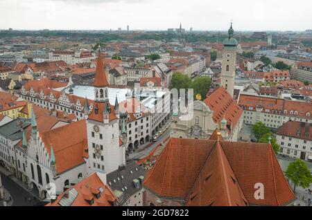 Deutschland. München. Europäische Stadt mit Terrakotta-Fliesendach. Stockfoto