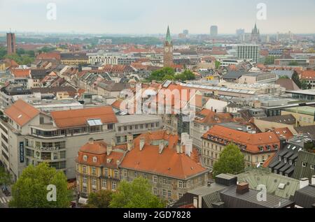 Deutschland. München. Europäische Stadt mit Terrakotta-Fliesendach. Stockfoto