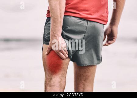 Schmerzen in der Oberschenkel Muskelriss auf dem Rücken Oberschenkel schmerzhafte rote Bereich Sportler Mann massieren Sport Verletzungen Fitness Krämpfe Muskeln Stockfoto