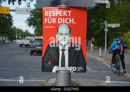 Wahlplakat von Olaf Scholz unter den Eichen in Lichterfelde in Berlin, Deutschland - 10. August 2021. Stockfoto