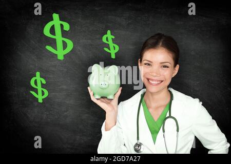 Krankenversicherung Kosten Gesundheitswesen professionelle asiatische Arzt Frau zeigt grüne Sparschwein Geld Einsparungen auf Tafel Hintergrund Stockfoto