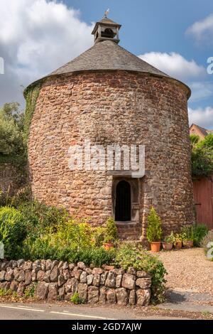 Das Wahrzeichen von Dovecote in Dunster, Somerset, ist ein denkmalgeschütztes Gebäude und antikes Denkmal. Das Hotel liegt am Priory Green, gegenüber dem Zehnten Stockfoto