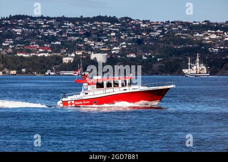 Red Cross SAR-Schiff Hordaland Røde Kors båten in Byfjorden, Bergen, Norwegen Stockfoto