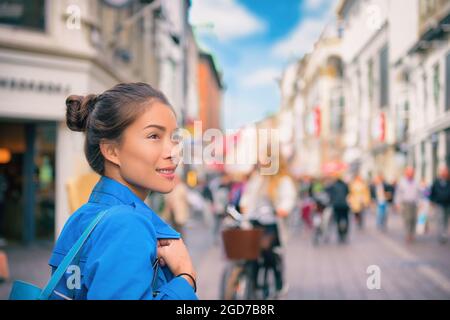 Tourist chinesische junge Frau zu Fuß in der Stadt Street Shopping auf Reiseurlaub im Herbst Herbst Frühling glücklich. Kopenhagen, Dänemark Stockfoto