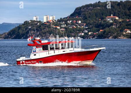 Red Cross SAR-Schiff Hordaland Røde Kors båten in Byfjorden, Bergen, Norwegen Stockfoto