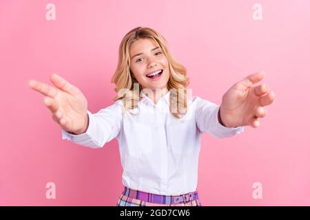 Foto von aufgeregt lustig Schulmädchen tragen formelle Outfit offenen Armen bereit umarmen Sie lächelnd isoliert rosa Farbe Hintergrund. Stockfoto