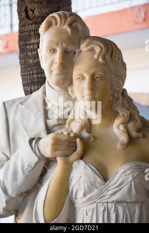 Richard Burton und Elizabeth Taylor Statue bei La Fuente del Puente & Bar Restaurant in Puerto Vallarta, Jalisco, Mexiko. Stockfoto