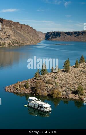 Houseboat on Lake Billy Chinook in  Central Oregon. Stock Photo