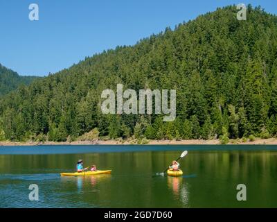 Hunter, Chester und Anabel Kajakfahren in Larison Cove, Hills Creek Reservoir, Willamette National Forest, Oregon. Stockfoto