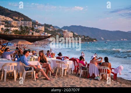 Am Strand von Playa Los Muertos in Puerto Vallarta, Jalisco, Mexiko. Stockfoto