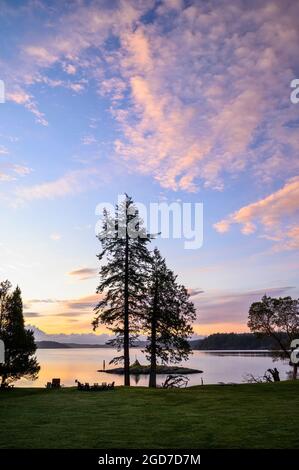 Blick auf Massacre Bay und West Sound im Pebble Cove Farm Inn auf Orcas Island, San Juan Islands, Washington. Stockfoto