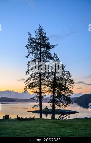 Blick auf Massacre Bay und West Sound im Pebble Cove Farm Inn auf Orcas Island, San Juan Islands, Washington. Stockfoto