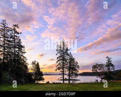 Blick auf Massacre Bay und West Sound im Pebble Cove Farm Inn auf Orcas Island, San Juan Islands, Washington. Stockfoto