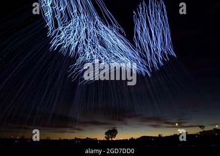 Eine Ansicht von Travis Air Force Base, Calif. Der Intel Shooting Star Drone Licht zeigen, wo Travis Familien Die choreografierte Fähigkeiten von über 500 Drohnen während eines Independence Day Feier Juli 5, 2018 gezeigt wurden. Die Drohnen haben eine Show, bestehend aus verschiedenen Designs bedeutete sowohl die US-Air Force und Travis' Geschichte zu markieren. (U.S. Air Force Foto von Airman 1st Class Christian Conrad) Stockfoto